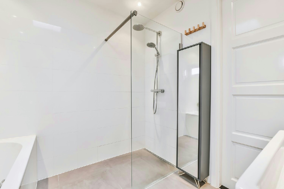 In bagno molti lo ignorano, ma questo metodo facile cambia la pulizia del box doccia