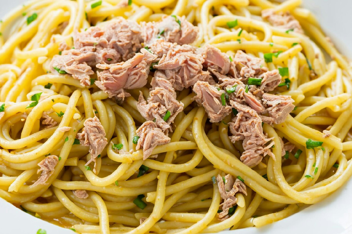 La cottura preliminare del tonno rende gli spaghetti incredibilmente più leggeri e gustosi: scopri il segreto