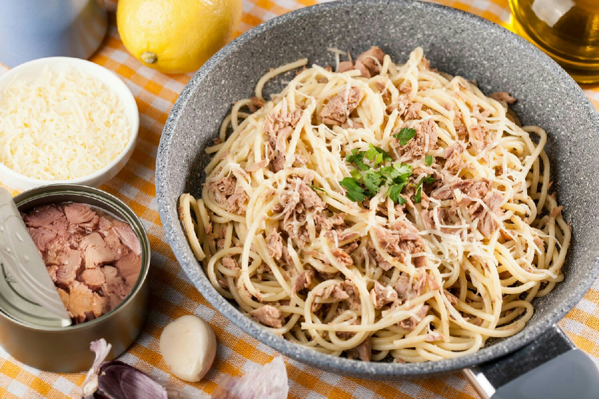La cottura preliminare del tonno rende gli spaghetti incredibilmente più leggeri e gustosi: scopri il segreto