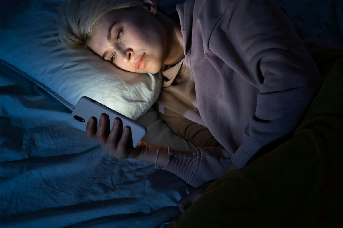 L’abitudine serale che rallenta l’arrivo immediato del sonno e complica il riposo notturno