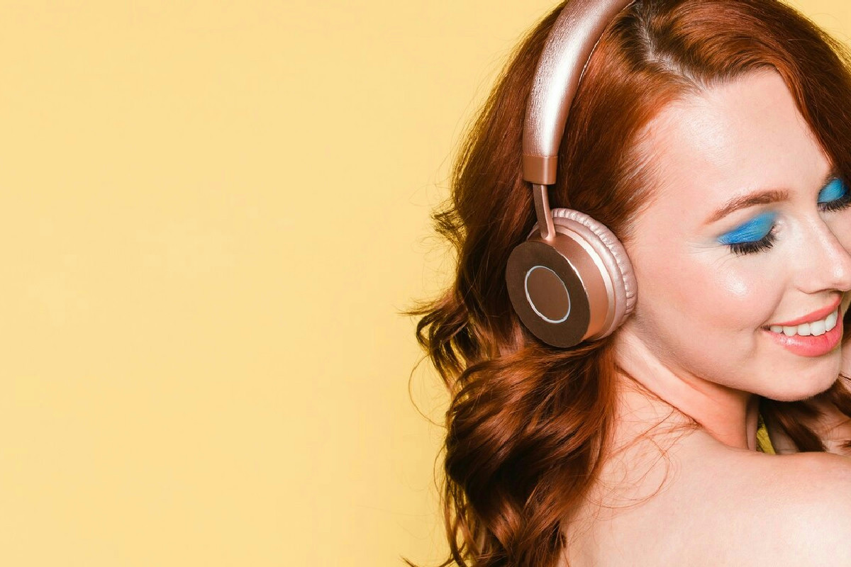 L’arte del trucco si anima con musica e ritmo: quando il make-up diventa uno spettacolo coinvolgente