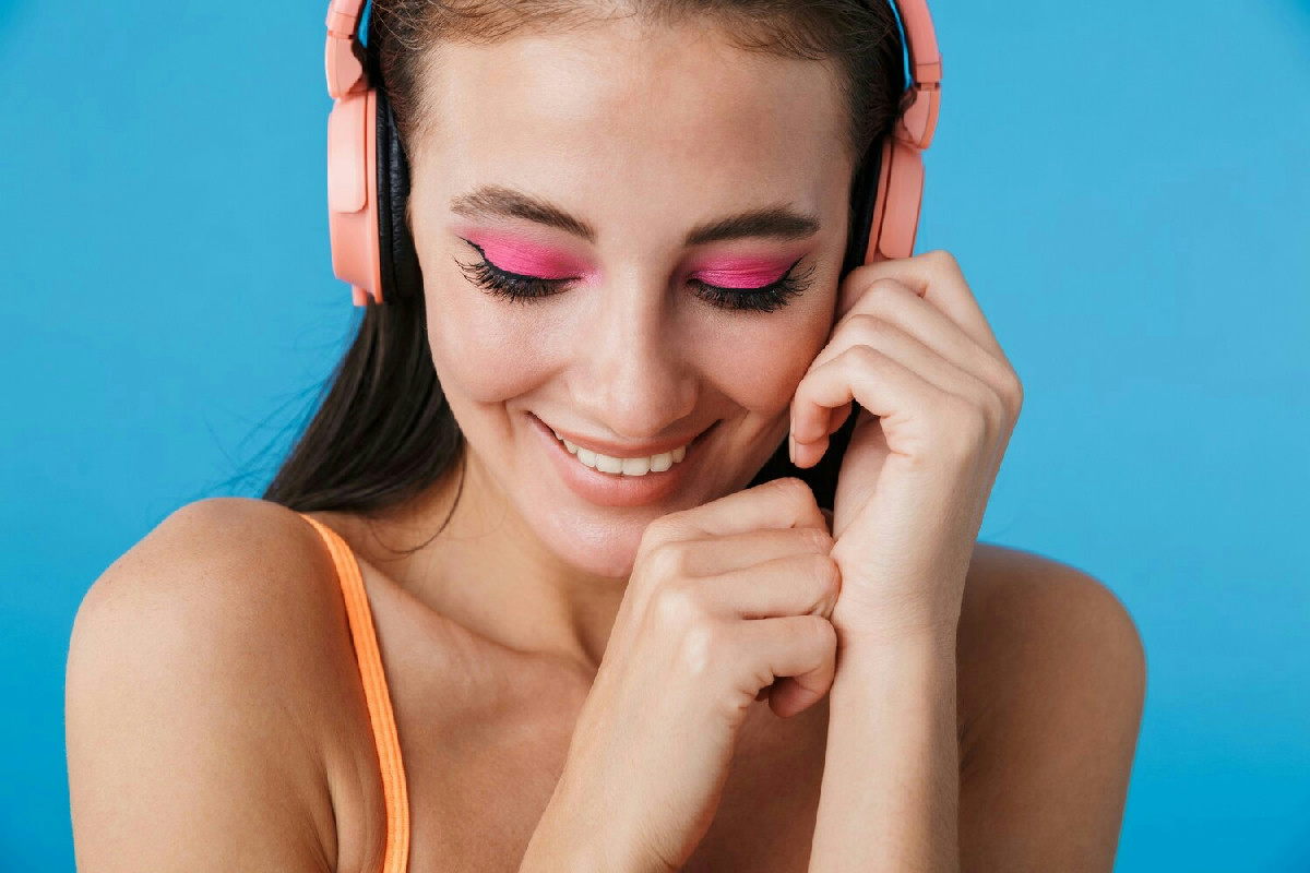 L’arte del trucco si anima con musica e ritmo: quando il make-up diventa uno spettacolo coinvolgente