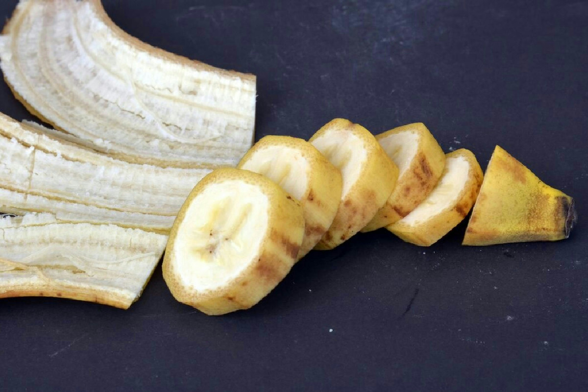 Il motivo sorprendente per cui strofinare la buccia di banana sulla pelle sta conquistando il web
