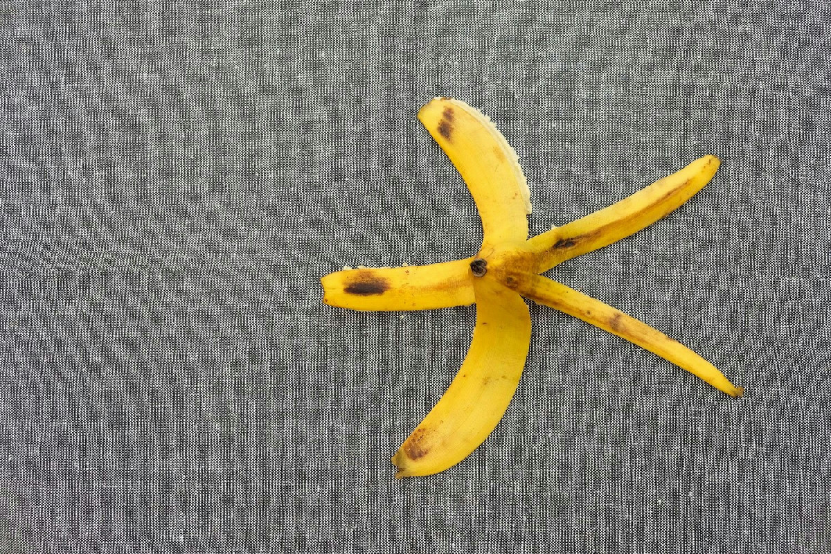 Il motivo sorprendente per cui strofinare la buccia di banana sulla pelle sta conquistando il web