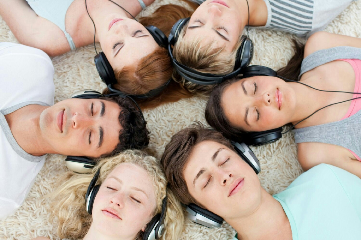 La musica accompagna gli adolescenti nelle fasi fondamentali della loro maturazione emotiva