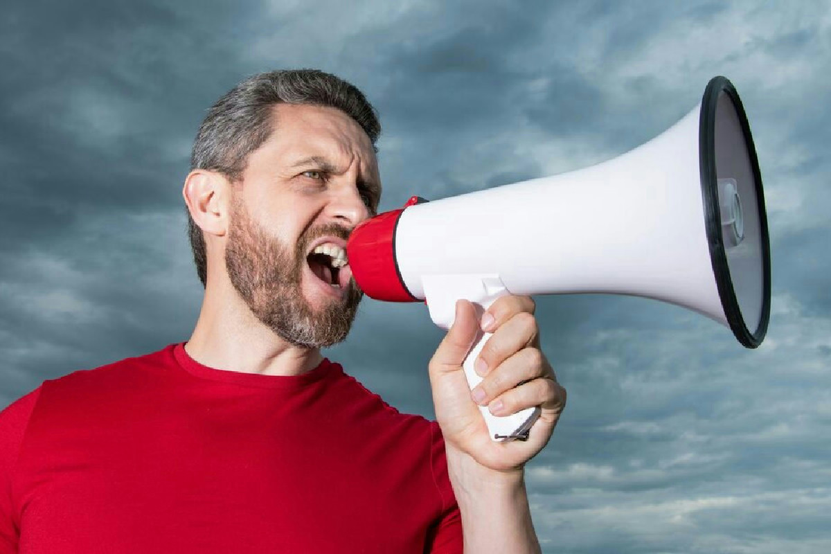 Parlare da soli ad alta voce in casa: cosa si nasconde dietro questo gesto curioso e poco conosciuto