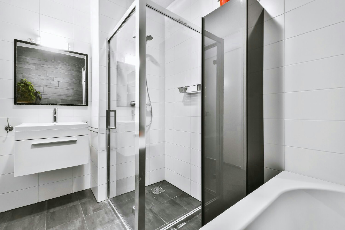 Perché lasciare la porta aperta dopo la doccia previene la muffa sulle pareti del bagno?