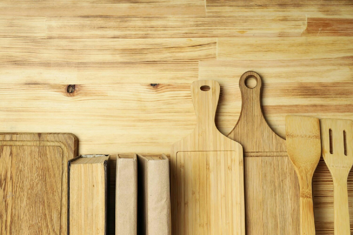 Prodotti efficaci per mantenere pulito e valorizzare il legno del piano cucina in poco tempo