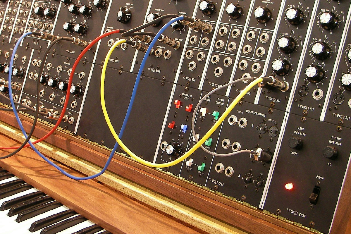 I sintetizzatori Moog e Roland vintage tornano protagonisti nel mercato globale della musica digitale