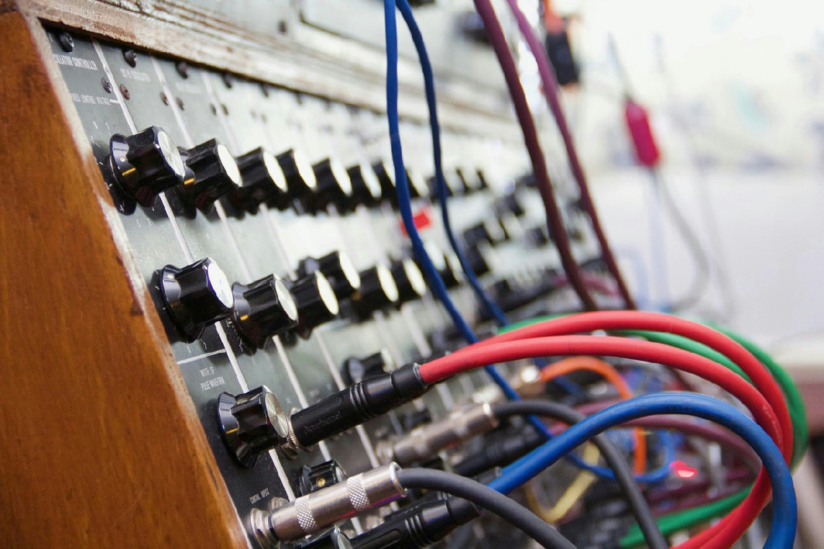 I sintetizzatori Moog e Roland vintage tornano protagonisti nel mercato globale della musica digitale