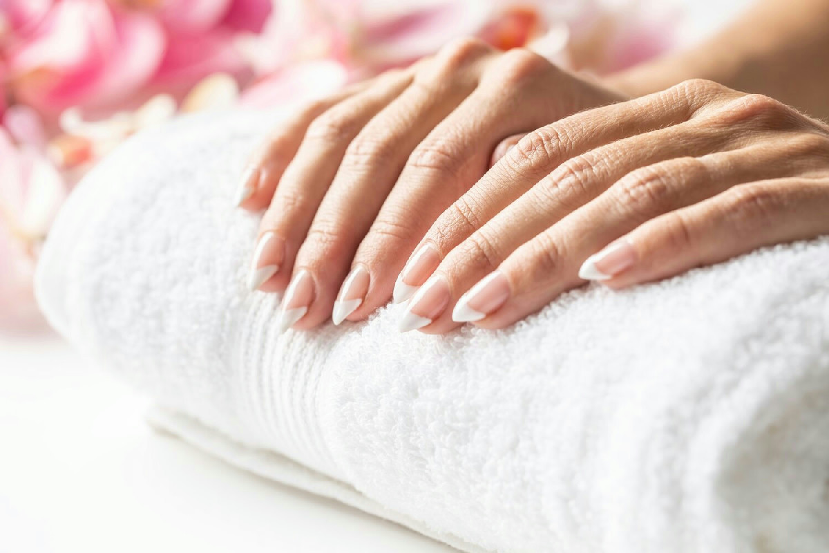 Unghie black cherry: il tocco elegante e intenso che esalta ogni incarnato e stile