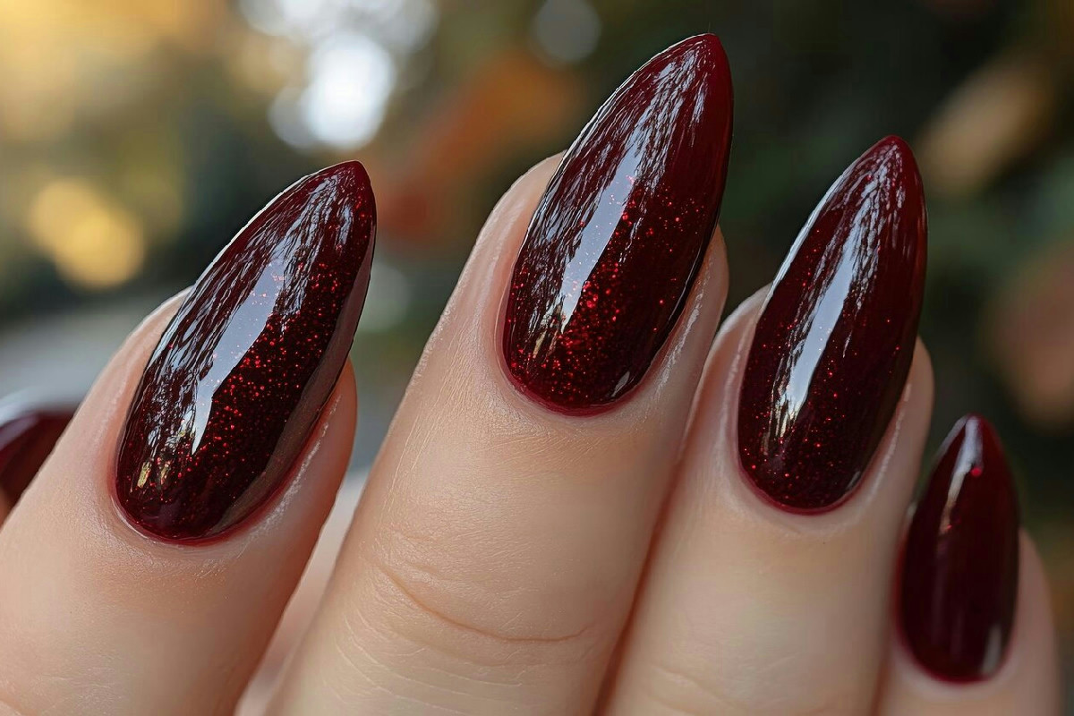 Unghie black cherry: il tocco elegante e intenso che esalta ogni incarnato e stile